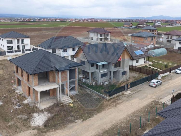Casă P+1 la roșu + anexă mobilată