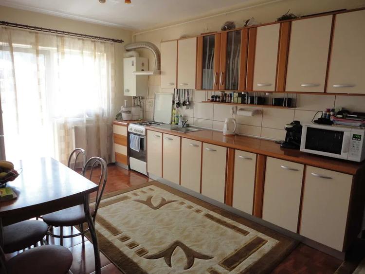 Apartament cu 3 camere, parcare, zona Eroilor