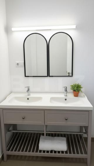 Casa pe calcan cu priveliste superba si compartimentare deosebita.