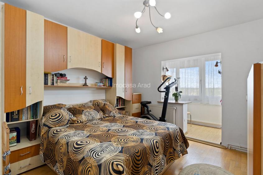 De vânzare Apartament 3 camere Mobilat si utilat., et. 3/4 Alfa, Arad. - 1