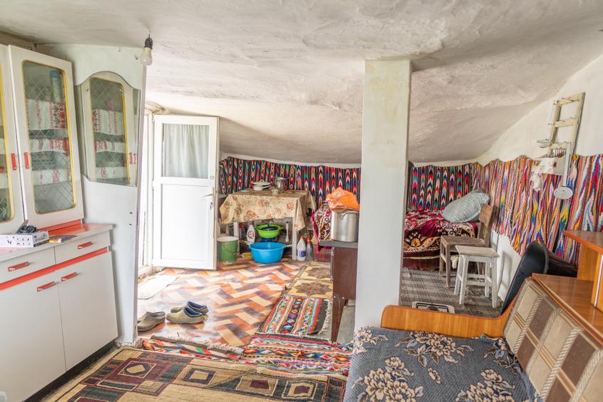 Casă din chirpici, bucătărie de vară și 1.34 ha de teren, Ardeoani