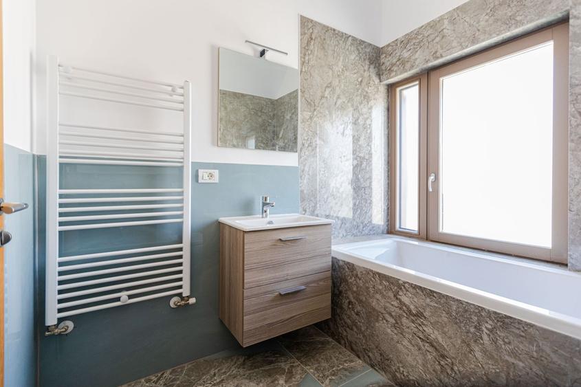 Casa Modernă cu Spații Vitrate Generoase