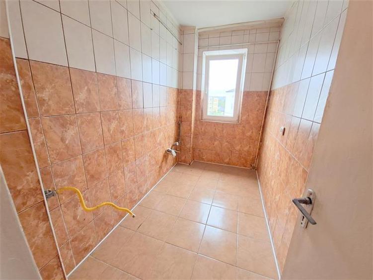 Apartament 3 camere semidecomandat, zona Milcov