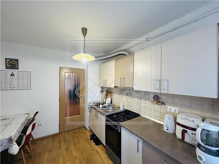 Ap decomandat, 60 mp utili, 2 camere si balcon - Turnisor