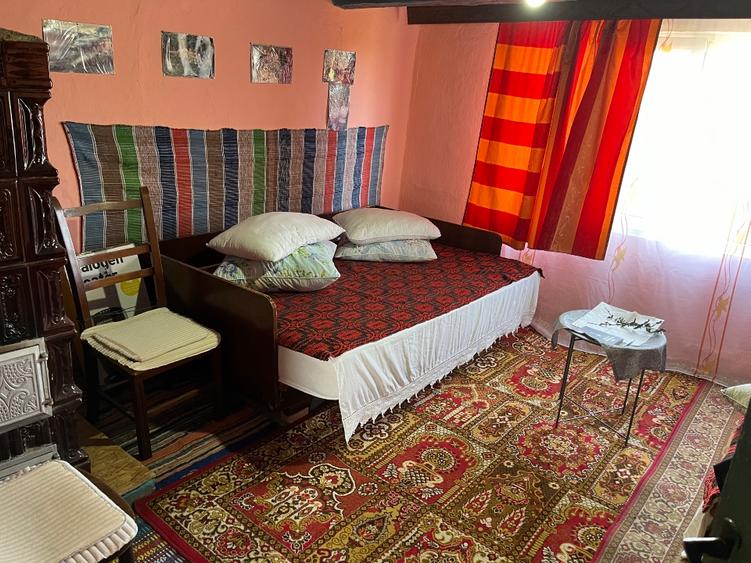 Casă cu două locuințe și teren de 1.439 mp