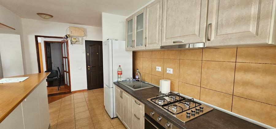 Inchiriez apartament de 3 camere,situat in Cartierul Vasile Aaron,mobilat,et.1