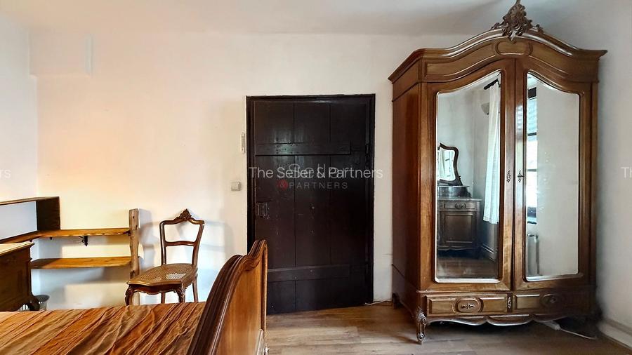 Casa saseasca traditionala La asfalt Curte generoasa