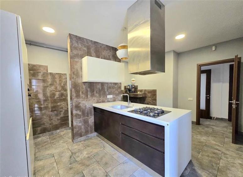 Eleganta interbelica : Apartament cu 6 camere si terasa, ideal pentru birouri sa