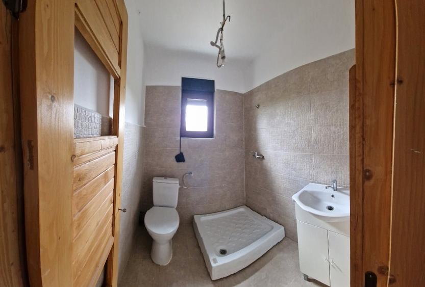 Casa de vanzare in comuna Plopu, in zona superba de deal cu vedere la padure