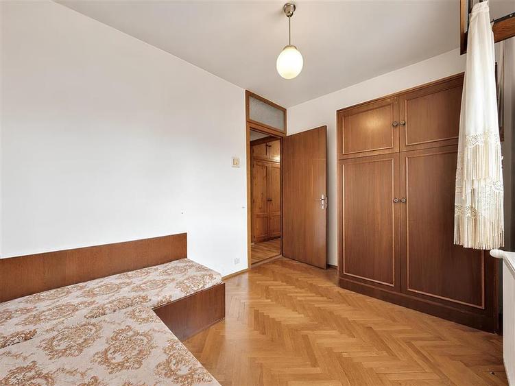 Apartament decomandat cu 4 camere orientat sud zona Cerna