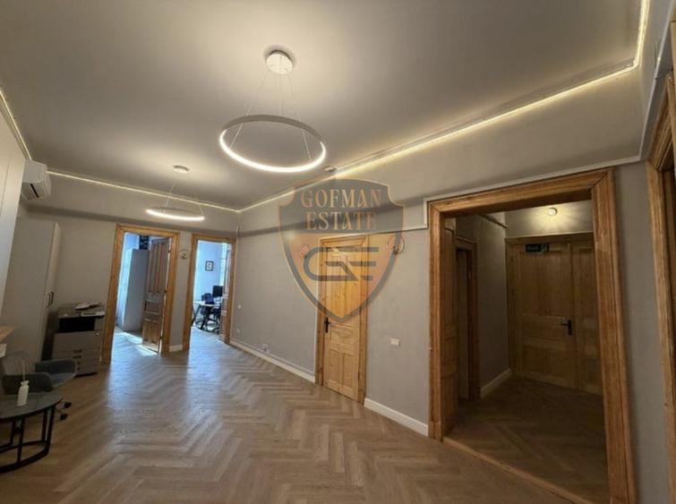 Spatiu 5 camere Centru Vechi Peninsula 125mp + 2 boxe, 2 bai, parter total 146mp