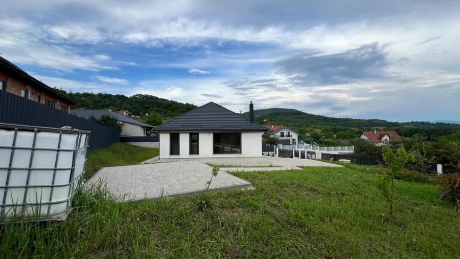 Casă nouă 5 camere 146 mp, teren generos de 1.000 mp, zonă liniștită