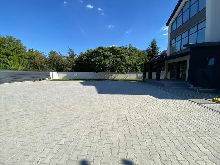 Clădire finalizata 2025 concepută pentru activități comerciale.
