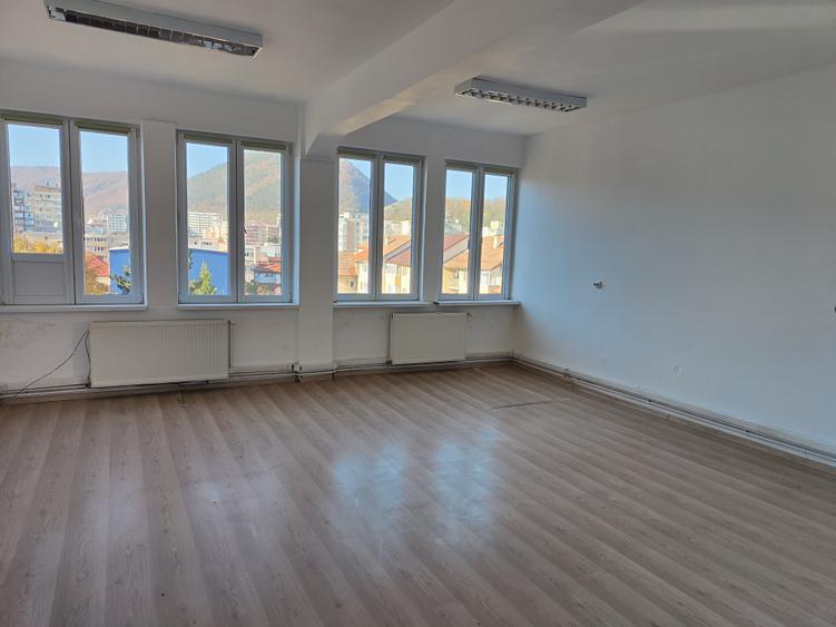 Ciucas--Spatiu birouri 260 mp compartimentat ,parcare ,liber