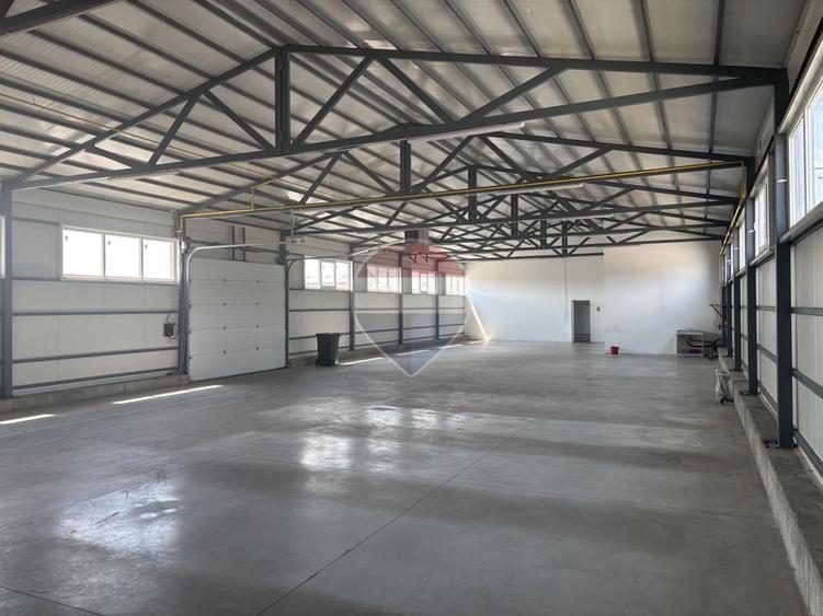 Hala industriala de inchiriat, trei usi de acces, langa centura