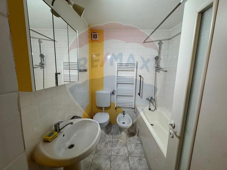 Casă / Vilă cu 6 camere de vânzare în zona Darmanesti