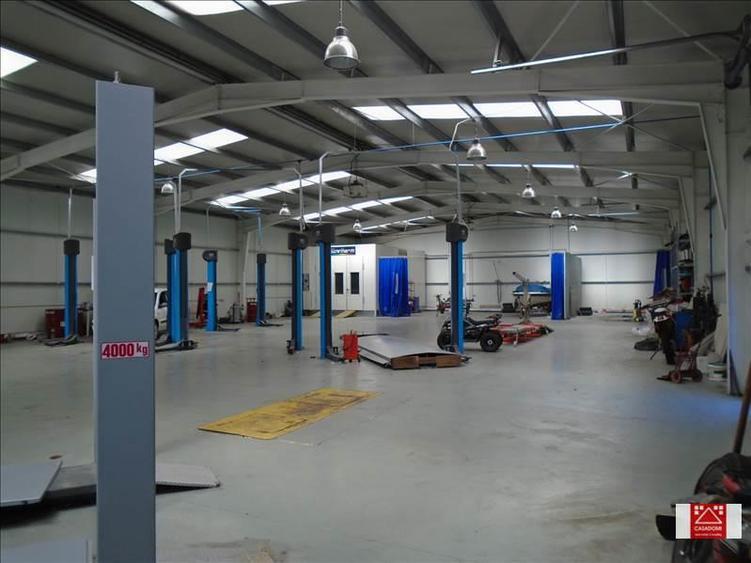 Hala pentru showroom, in apropiere de autostrada