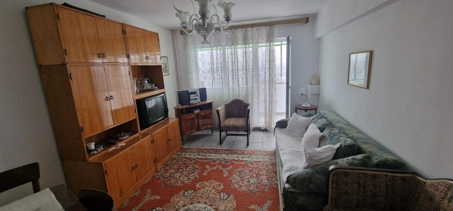 Republicii ,se vinde apartament decomandat ,2 camere ,pret 67000 euro neg