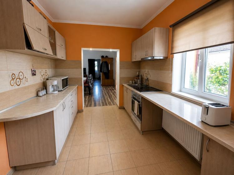 Casă de vânzare | 10 camere + anexe | teren 2.046 mp | zona Piața Dacia - Sebes