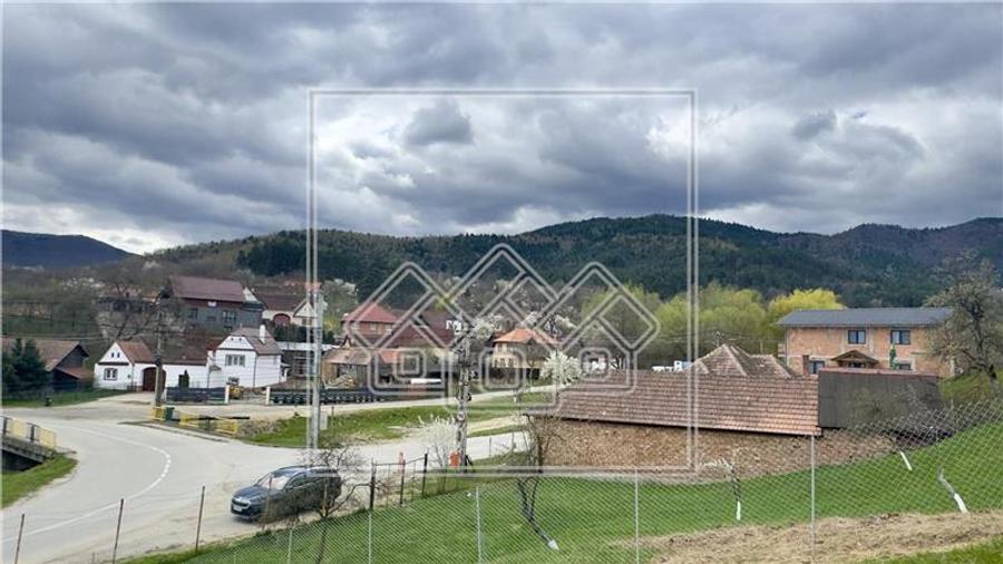 Teren in mijlocul satului Vale - pretrabil casa - utilitati la poarta