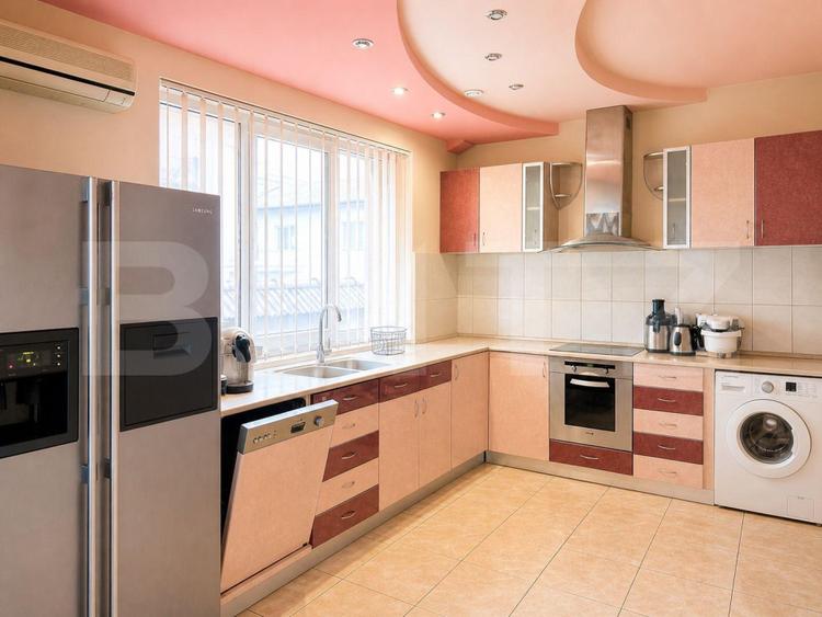 Casa de vanzare cu 5 camere, 298 mp, Cartierul Rogerius