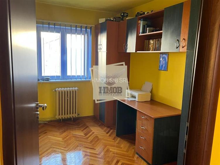 Apartament cu 3 camere decomandat cu balcon in Vasile Aaron - 3