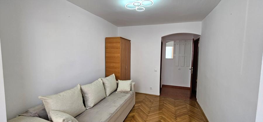 Inchiriez apartament de 3 camere,situat in Cartierul Vasile Aaron,mobilat,et.1