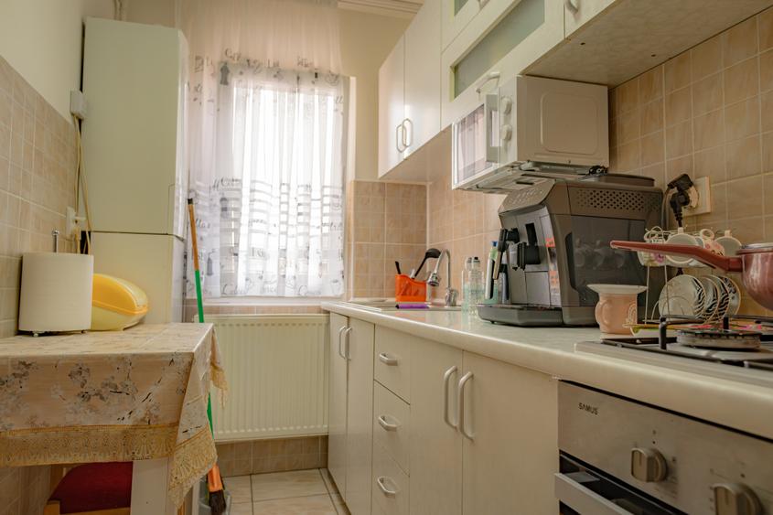 3 camere renovat, mobilat, balcon