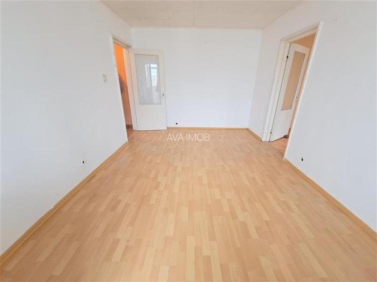 Apartament 3 camere semidecomandat, zona Milcov - 2