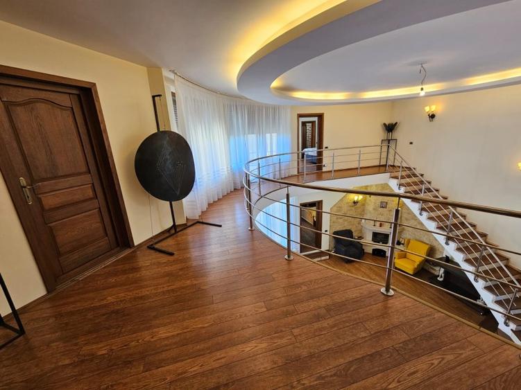 Casa cu piscina - Chiajna (6 dormitoare - 6 bai - 2 livinguri)