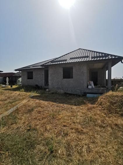 Casa la rosu în Plaiul Vulcănești