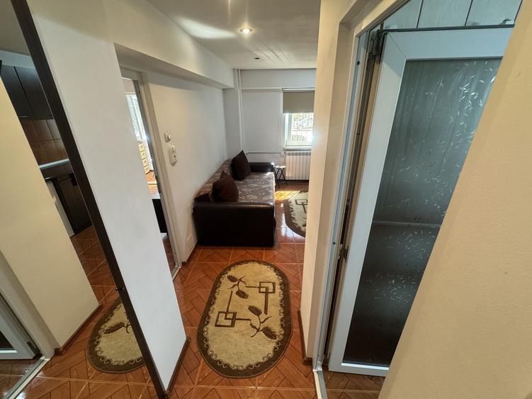 Apartament cu o cameră 40mp parter cu balcon zona Bratianu Scoala nr. 8