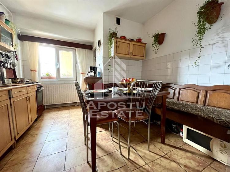 Apartament de vanzare cu 4 camere, centrala proprie, Aradului