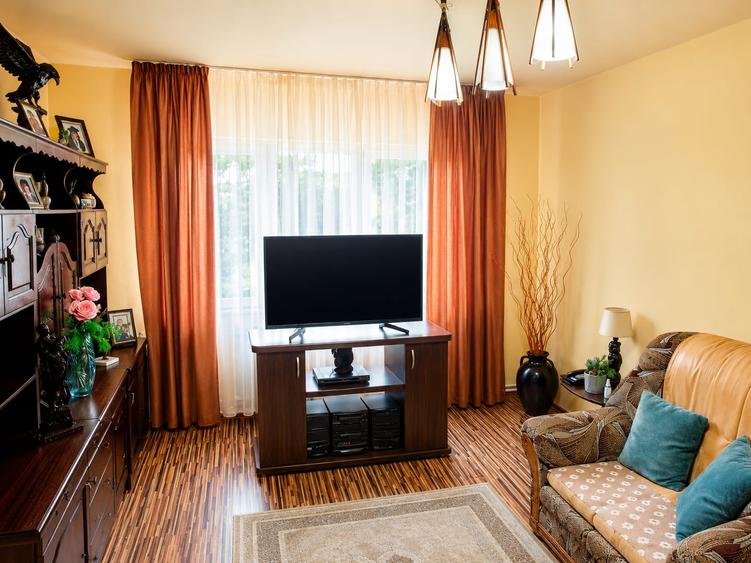 3 camere decomandate , centrala pe gaze, ,zona Dacia , pe SUD, pod deasupra