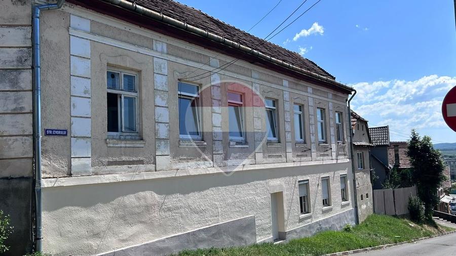 Casă cu 3 camere de vânzare în zona centrala comison 0% + garaj