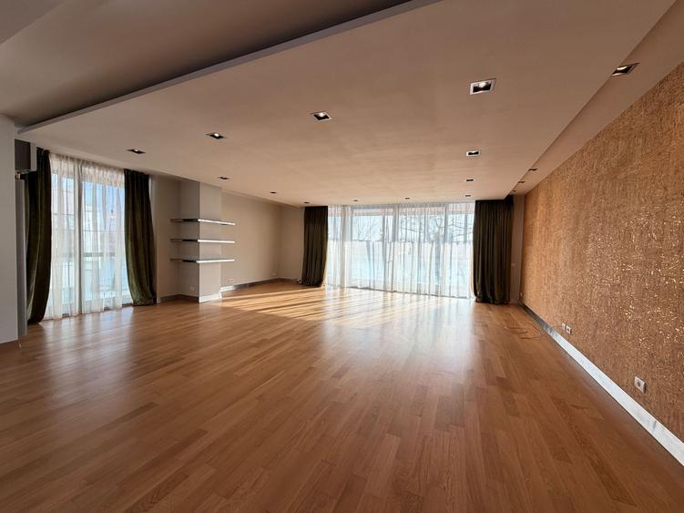 Apartament impresionant cu vedere catre lac, piscina comuna, finisaje premium