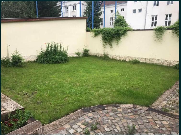 Casa 3 camere individuala,parcare, cu curte si garaj Grivitei