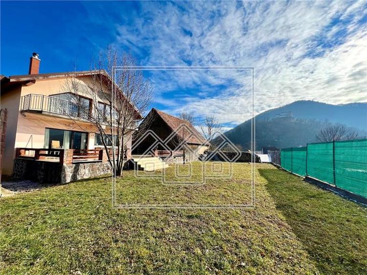 Casa de vanzare in Cisnadioara - 450 mp utili, garaj, teren 900 mp