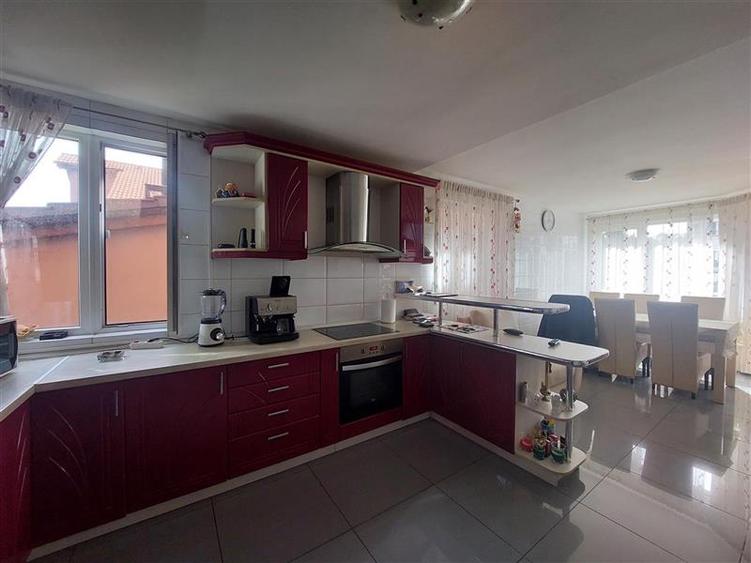 Casa cu 10 camere pentru pensiune sau locuit