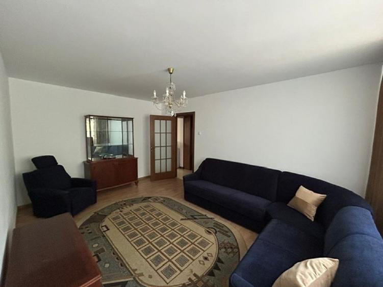 Apartament 3 camere, complet renovat, prima inchiriere. Loc parcare asigurat.