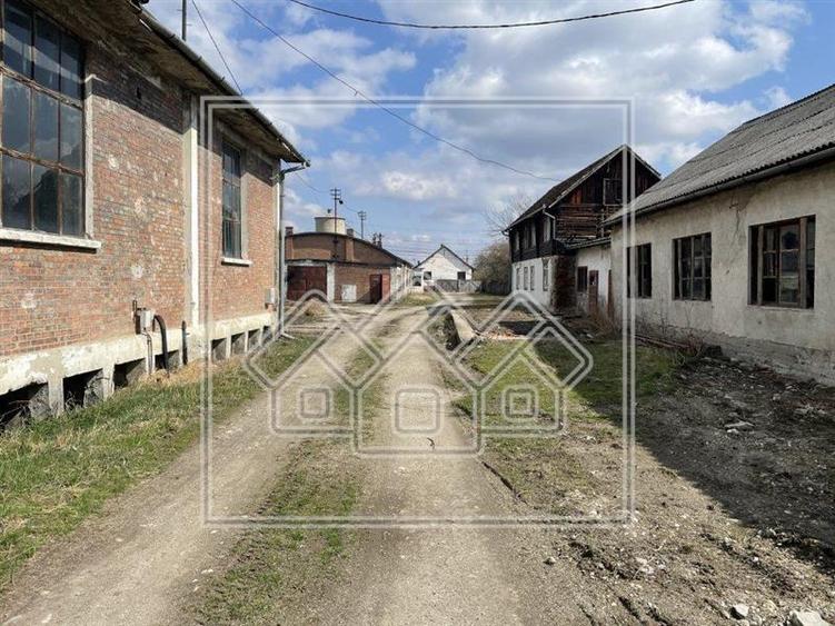 Teren intravilat - zona Tractorului - 16058mp + 8 constructii separate