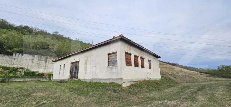 Vila la roșu, 240 mp, teren 93.000 mp - Șoimuș