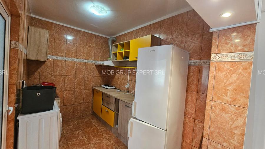 De închiriat 2 camere decomandate, etajul 2,  Micro 21, Bloc stradal - 6