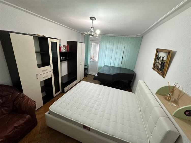 Apartament 3 camere de închiriat - Mircea cel Bătrân