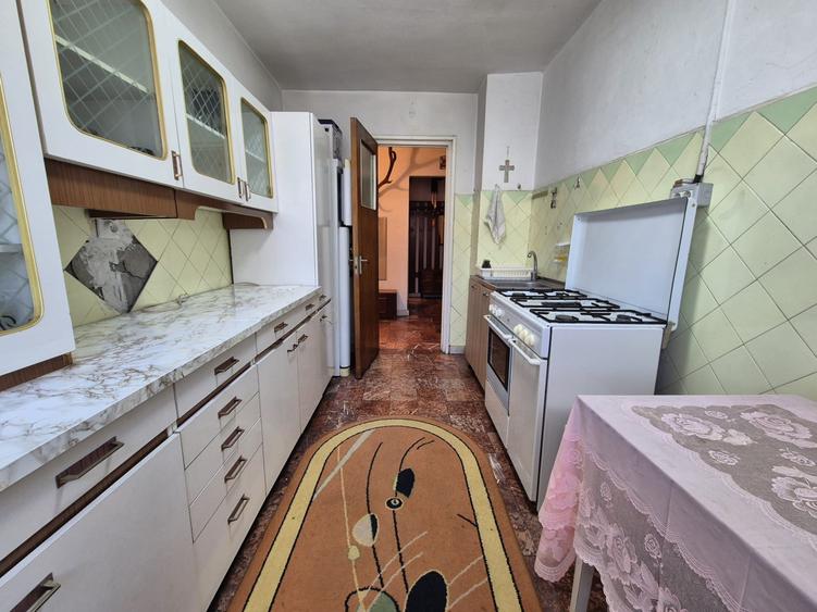 Apartament 3 camere de vânzare – Zona Centrală, decomandat