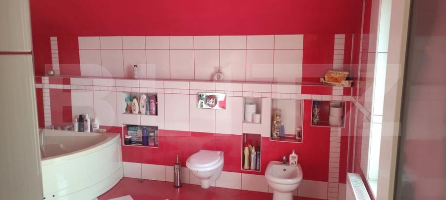Casa cu 6 camere, 294 mp, zona-Nufarul