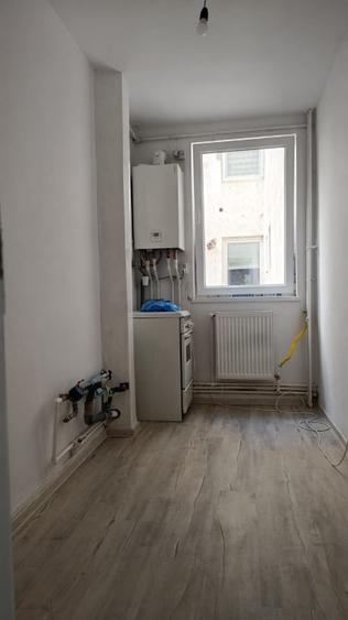 De vanzare apartament cu trei camere, renovat, cu pivnita
