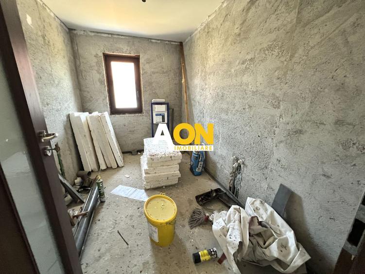 Casa individuala cu 4 camere, 2 bai, terasa, 800mp teren, Sp+P+1E