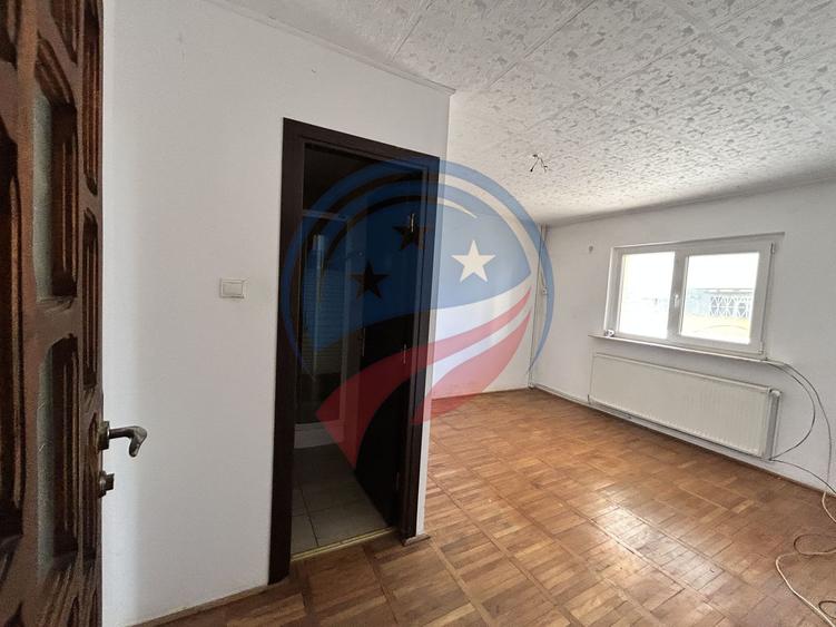 Vilă spațioasă D+P+E+M, 400 mp | Curte generoasă 400 mp | 3 intrări