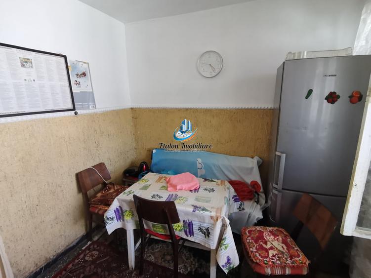 Apartament 3 camere semidecomandat cu 1 baie si 2 balcoane situat la etajul 5 in